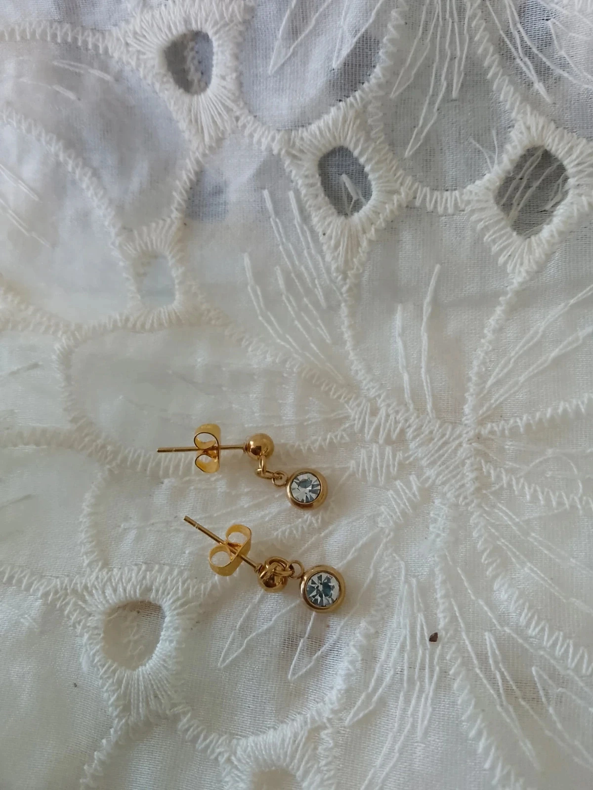 Pendientes de circonitas blancas y acero dorado – photo 3
